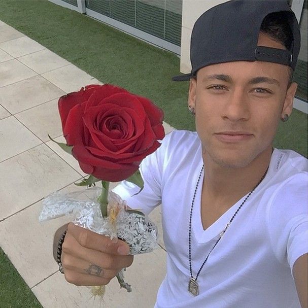 Neymar com flores